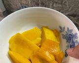 Hình bước làm 1 của món Sữa chua xoài mix chuối xay