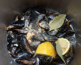 Foto del paso 2 de la receta: Mejillones al vapor/Músculs bullits amb ceba
