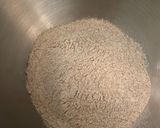Foto del paso 1 de la receta: Pan de molde integral con semillas 🍞sin amasar