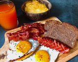 Hình bước làm 2 của món Bữa Sáng Thật Ngon Với Trứng, Xúc Xích, Bacon, Nước Cam Ép và Dứa Tươi