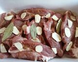 Savanyú káposztás tarjaszeletek sütőben sütve recept fázis 2 fotója