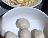 Foto langkah ke 1 dari resep Tumis Toge Bakso.