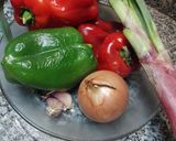 Foto del paso 1 de la receta: Canastitas de acelga 🥬🫑🧅