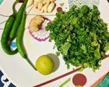 A picture of step 1 of Spicy Coriander Gathiya chutney.