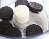A picture of step 2 of Easy No-Bake Banana & Oreo Cake.