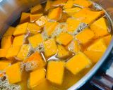 Une image de l'étape 3 de Soupe de butternut parfumée à la fève de Tonka, croûtons à l’ail rose.