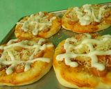 Foto langkah ke 6 dari resep Pizza mini homemade tanpa telur.