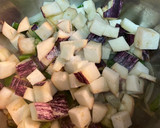 Foto del paso 2 de la receta: Pollo especiado con pasas, anacardos y leche de coco
