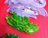 Foto del paso 5 de la receta: Bonito en salsa de dos tipos de cebollas, pimiento y azafrán