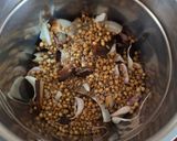 A picture of step 2 of Coconut+lasun chutney.
