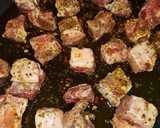 Foto del paso 3 de la receta: Arroz con costillas adobadas con chimichurri, habitas, papada y tocineta
