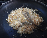Foto del paso 3 de la receta: Arroz cremoso con conejo y setas #cocinandonuestrasraices