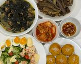 Hình bước làm 4 của món Cơm nhà với salad tôm bông cải trứng, cà tím xào thịt băm, bánh bí đỏ phomai, canh rong biển nạm bò