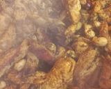 A picture of step 4 of Pineapple-fried rice with chicken and cashew nuts.