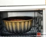 Foto langkah ke 7 dari resep Bolu Karamel atau Bolu Sarang Semut.