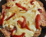 Foto del paso 5 de la receta: Milanesa con tomate, tiras de morrón y queso