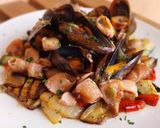 Foto del paso 8 de la receta: Calamar troceado en salsa con mejillones y base de verduras a la brasa