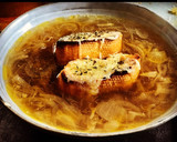 Foto del paso 4 de la receta: Sopa francesa de cebolla 😍😍 (sin lactosa)
