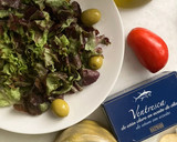 Foto del paso 1 de la receta: Ensalada de ventresca, con tomate, aceitunas y lechuga roble de l’ hortet