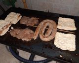 Foto del paso 2 de la receta: Salchicha criolla y churrasco de cuadril a la chapa