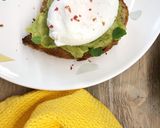 Foto del passaggio 4 della ricetta Avocado toast con uovo in camicia e menta