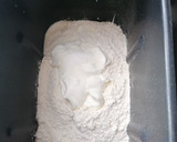 Foto del paso 2 de la receta: Pan de hamburguesa con yogur sin huevo