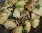 A picture of step 4 of Fried Leftover Suji Idli.