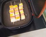 Hình bước làm 2 của món Ăn sáng với bánh mì sandwich xúc xích và trứng