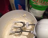 Foto langkah ke 10 dari resep Bolu Pisang Cupcake pake Cream Cheese Frosting.