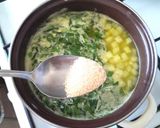Tejfölös karalábéleves vajgaluskával recept fázis 2 fotója