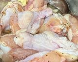 Hình bước làm 2 của món Cơm nhà với cánh tỏi gà kho nước dừa, su su và bầu luộc, canh rau ngót thịt mọc