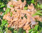 Hình bước làm 4 của món Cá hồi xào cải ngồng