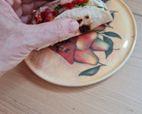 Foto del paso 5 de la receta: Tortillitas de trigo con queso crema y salsa criolla 🌾 Tacos
