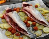 Foto del paso 4 de la receta Lubina al horno con picadillo de tomate