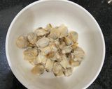 Hình bước làm 3 của món Canh hẹ nấu nghêu