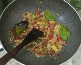 Foto langkah ke 2 dari resep Ayam ungkep cabe iris.