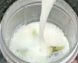 A picture of step 2 of Kiwi Milk Shake.