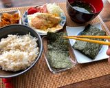 A picture of step 4 of Japanese Breakfast (how to eat Nori seaweed and rice).
