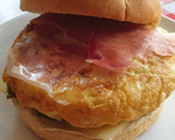 Foto del paso 3 de la receta: Tortilla burger con ajo y pimiento frito (burger a la española)