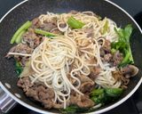 Hình bước làm 4 của món Mì Udon Xào Thịt Bò Cải Ngồng
