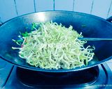Foto langkah ke 4 dari resep Tumis Toge Daun Kucai plus Garlic Oil Yummy.