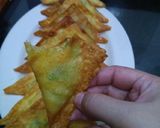 Foto langkah ke 5 dari resep Pangsit goreng segitiga isi jagung manis dan daun bawang.