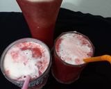 A picture of step 3 of Strawberry pineapple juice.