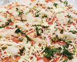 Foto del paso 2 de la receta: Pizza de Bacalao con Pimientos de Padrón y Aceitunas
