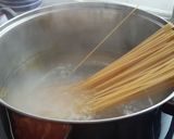 Foto del paso 5 de la receta Espaguetis con langostinos y surimi (otra versión)