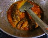 A picture of step 4 of Koi komola, climbing fish curry with orange juice.
