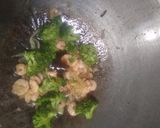 Foto langkah ke 2 dari resep Cah Brokoli Udang.