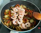 Foto del paso 6 de la receta: Wok de fideos japoneses (udon noodles) (うどん) con langostinos al curry