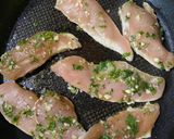 รูปขั้นตอนการทำที่ 4 ของ อกไก่ย่างซอสมะนาว