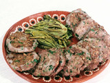 Tortitas de carne y avena, con guarnición de nopales sin baba